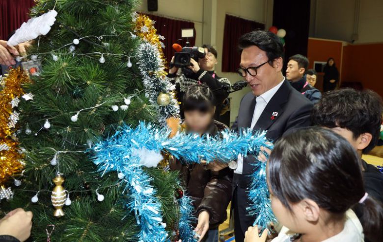 김민석 국무총리가 24일 충북 청주시 아동양육시설인 늘푸른아동원을 방문, 아이들과 함께 크리스마스 트리를 만들고 있다. 연합뉴스