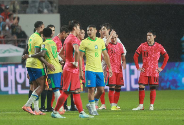 서울월드컵경기장에서 열린 한국과 브라질 축구 대표팀의 친선경기. 0-5로 대패한 한국 선수들이 아쉬워하고 있다.뉴시스