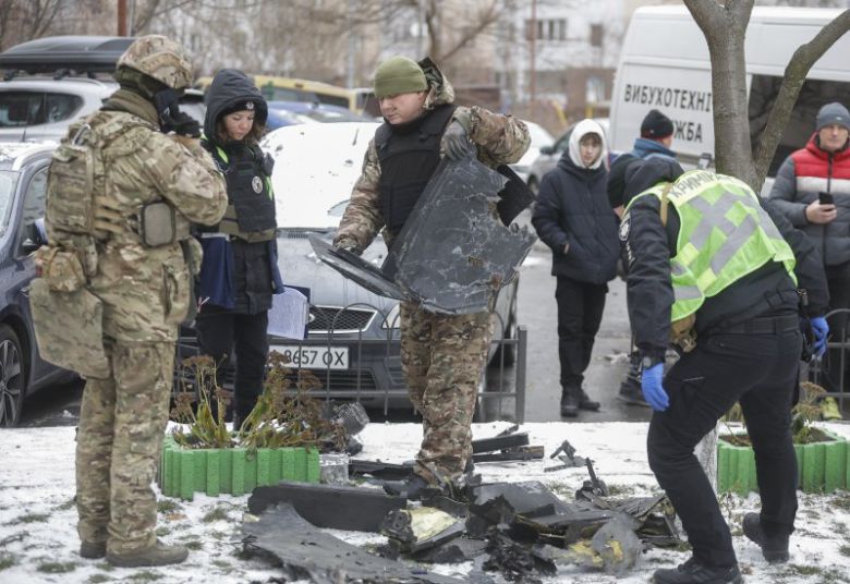 러시아가 우크라이나 수도 키이우에 대규모 공습을 감행한 가운데 27일(현지시간) 전문가들이 러시아 자폭 드론 잔해를 조사하고 있다. EPA 연합