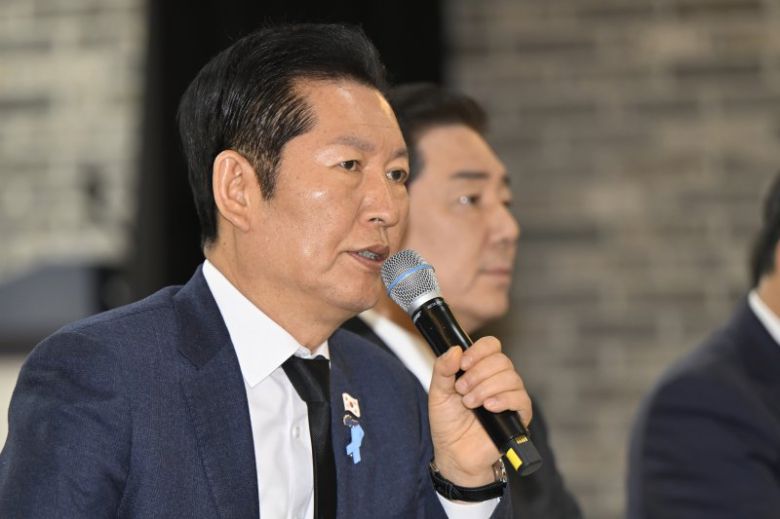 정청래 더불어민주당 대표가 29일 오전 전남 무안군 승달문화예술회관에서 열린 현장 최고위원회의에서 발언하고 있다. 뉴시스