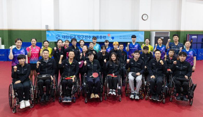 신유빈 선수(2열 왼쪽 두번째)를 비롯한 대한항공 여자탁구단 선수들과 장애인 탁구선수들이 29일 오후 인천 서구 대한항공 탁구단 훈련장에서 합동 훈련 및 교류 행사를 진행한 뒤 기념 사진을 촬영한 모습.뉴시스