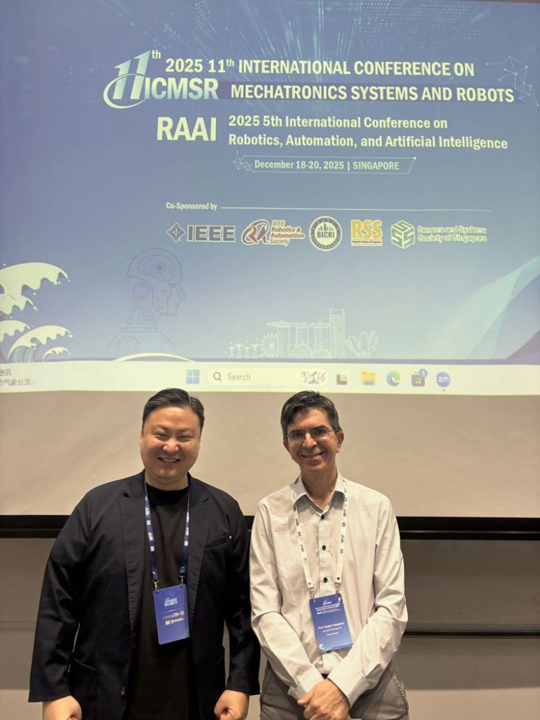 최준호 형지엘리트 대표이사(왼쪽)와 안젤로 칸젤로시 맨체스터 로봇·인공지능센터 공동 창립자가 지난 20일 싱가포르 난양공과대학교에서 열린 컨퍼런스에서 기념촬영하고 있다. 형지엘리트 제공