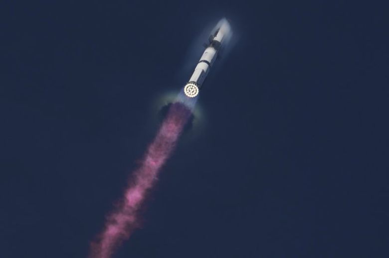 미국 일론 머스크의 우주기업 스페이스X의 우주선 스타십이 지난 8월 미 텍사스주 보카치카 해변 스타베이스에서 시험 발사되고 있는 모습. 스페이스X가 재사용발사체 발사에 성공하며 글로벌 재사용 발사체 개발 경쟁이 본격화됐다. 뉴시스