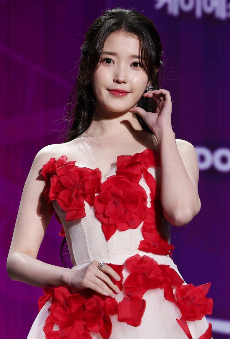 가수 겸 배우 아이유(이지은)가 29일 오후 서울 동대문디자인플라자(DDP)에서 열린 '2025 서울콘 에이판 스타 어워즈'(2025 SEOULCON APAN STAR AWARDS)에 참석해 포즈를 취하고 있다. 뉴스1