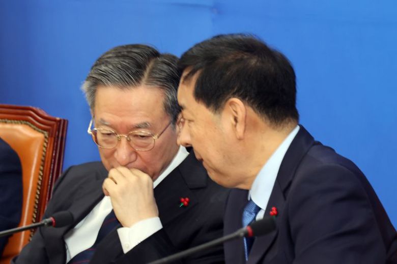 구윤철 부총리 겸 기획재정부 장관과 정성호 법무부 장관이 30일 국회에서 열린 경제형벌 민사책임 합리화 제2차 당정협의에 참석해 대화하고 있다. 사진=서동일 기자