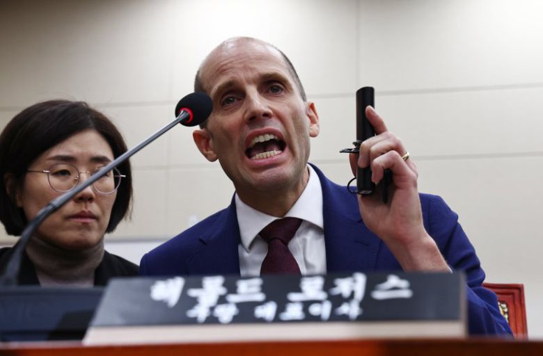 해롤드 로저스 쿠팡 임시 대표가 30일 국회에서 열린 쿠팡 침해 사고 및 개인정보 유출, 불공정 거래, 노동환경 실태 파악과 재발방지 대책 마련을 위한 연석 청문회에서 답변하고 있다. 뉴시스