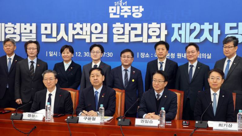 더불어민주당 경제형벌·민사책임 합리화 태스크포스 단장인 권칠승 의원과 구윤철 부총리 겸 기획재정부 장관이 30일 국회에서 열린 경제형벌 민사책임 합리화 제2차 당정협의에서 기념 촬영하고 있다. 사진=서동일 기자