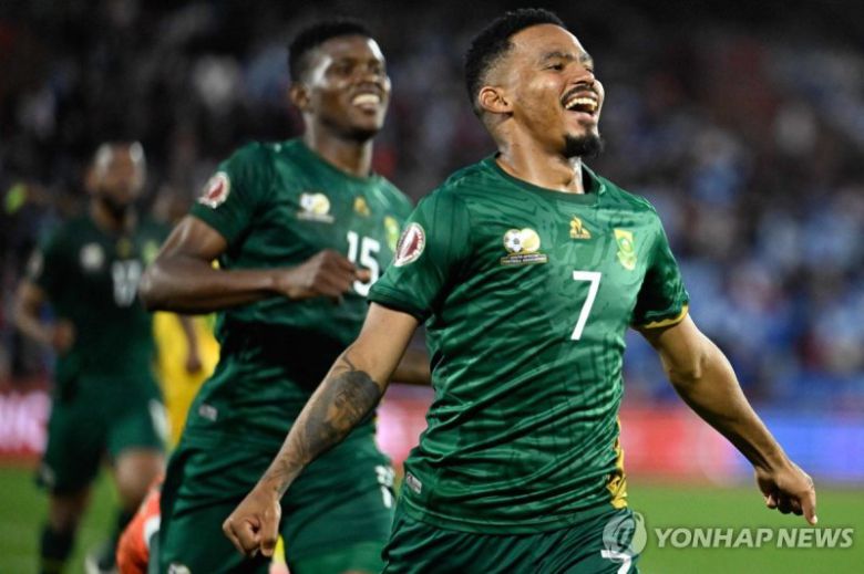 짐바브웨와 경기에서 결승 골을 터트린 남아공 오스윈 아폴리스의 세리머니 모습.연합뉴스