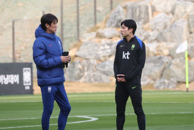 대한민국 축구 국가대표팀 홍명보 감독과 양민혁이 11일 충남 천안시 서북구 대한민국축구종합센터 하이브리드잔디 훈련장에서 이야기를 나누고 있다.뉴스1