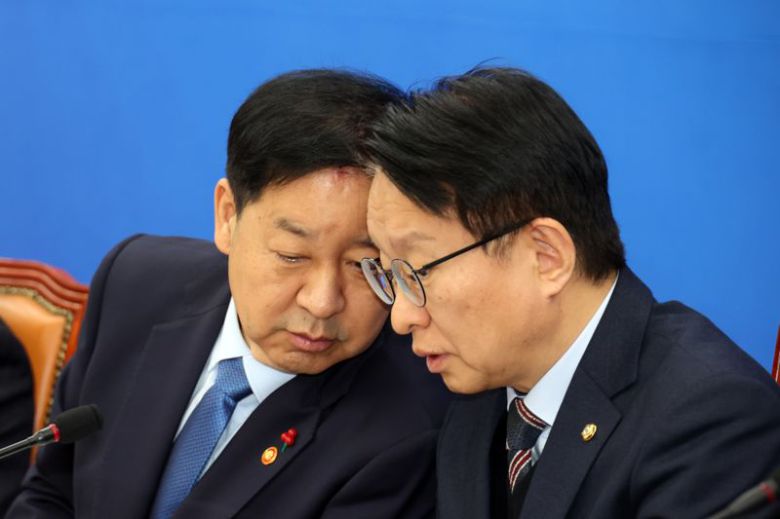 구윤철 부총리 겸 기획재정부 장관과 더불어민주당 경제형벌·민사책임 합리화 태스크포스 단장인 권칠승 의원이 30일 국회에서 열린 경제형벌 민사책임 합리화 제2차 당정협의에 참석해 대화하고 있다. 사진=서동일 기자