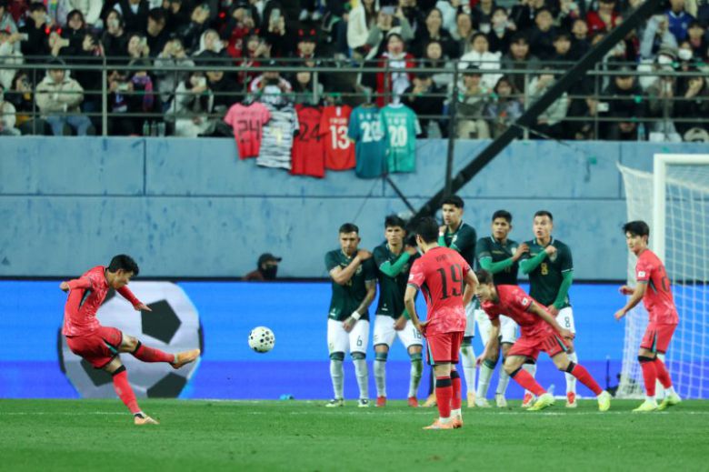대전 유성구 대전월드컵경기장에서 열린 축구 국가대표팀 평가전 대한민국과 볼리비아의 경기, 후반전 한국 손흥민이 프리킥 골을 넣고 있다.뉴시스