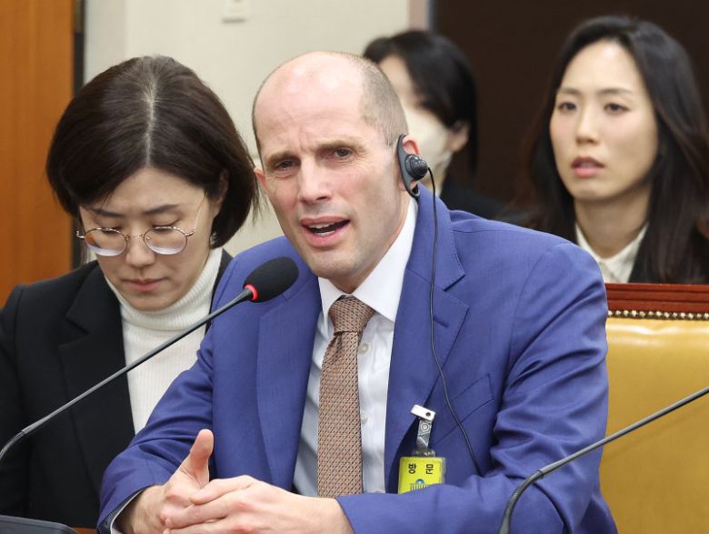 해롤드 로저스 쿠팡 임시대표가 31일 국회에서 열린 쿠팡 연석 청문회에서 의원 질의에 답변을 하고 있다. 뉴시스