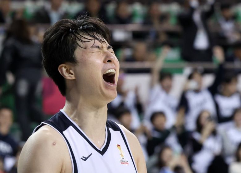 1일 강원 원주 DB프로미 아레나에서 열린 2027 국제농구연맹(FIBA) 월드컵 아시아 예선 1라운드 B조 2차전 한국과 중국의 경기. 한국 이현중이 승리를 확정 지은 뒤 환호하고 있다.뉴스1