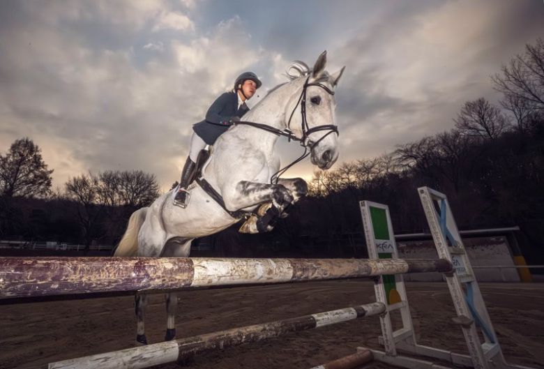 2026년 희망찬 병오년(丙午年) 붉은 말의 해가 다가왔다. 지난 10일 경기 고양시 원당종마목장에서 한국마사회 승마단 방시레 선수가 말과 함께 힘찬 도약을 펼치고 있다. 다사다난했던 2025년은 뒤로하고 병오년 새해에는 국민 모두가 각자 희망하는 바를 이루기 위한 도약의 해가 되길 기원해 본다. /사진=뉴스1화상