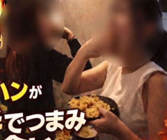 일본의 한 식당 아르바이트생이 손님에게 제공 되기 전 음식을 손으로 집어먹는 모습이 담긴 영상이 퍼지면서 논란이 됐다. 사진=SNS