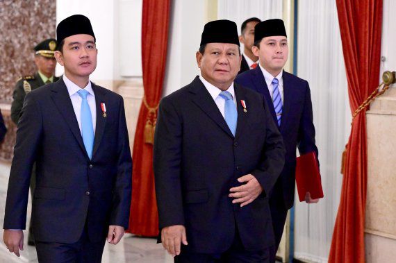 인도네시아의 프라보워 수비안토 대통령(앞줄 오른쪽)과 기브란 라카부밍 라카 부통령(앞줄 왼쪽). (출처: 대통령 공식 홈페이지)