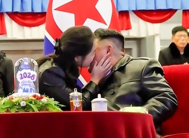 새해 맞아 김정은 볼에 입 맞추는 주애. 출처=조선중앙TV