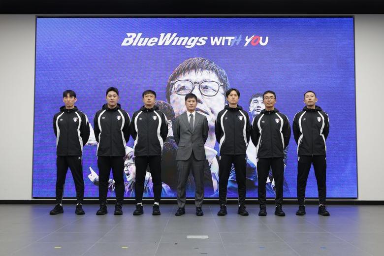 [서울=뉴시스] 프로축구 K리그2 수원삼성의 이정효 감독과 수원 코치진. (사진=수원삼성 제공) *재판매 및 DB 금지 /사진=뉴시스