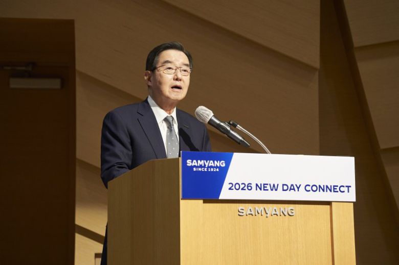 김윤 삼양그룹 회장이 지난 2일 경기 성남시 판교 디스커버리센터에서 열린 '2026년 삼양 뉴 데이 커넥트'에서 임직원에게 신년 메시지를 전하고 있다. 삼양그룹 제공