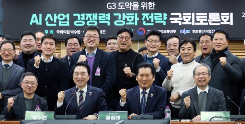 김병기 거리두는 민주 더불어민주당 정청래 대표(맨 앞줄 왼쪽 세번째)와 박수현 의원(왼쪽 두번째)이 5일 국회 의원회관에서 '주요3개국(G3)도약을 위한 인공지능(AI) 산업 경쟁력 강화 전략 국회토론회'에 참석, 기념 촬영을 하고 있다. 연합뉴스                                       한동훈 밀어내는 국힘 국민의힘 장동혁 대표(왼쪽 세번째)가 5일 국회에서 열린 야당탄압가짜뉴스감시특별위원회 임명장 수여식 및 제1차 전체 회의에 참석, 위원들과 함께 '거짓'이라고 쓴 피켓을 부수는 퍼포먼스를 하고 있다. 연합뉴스