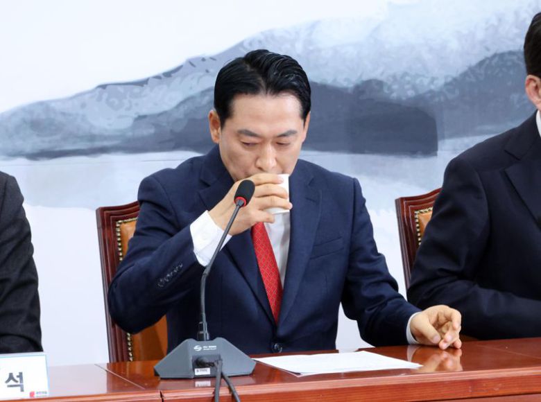 국민의힘 장동혁 대표가 5일 국회에서 열린 최고위원회의에 앞서 물을 마시고 있다. 사진=박범준 기자