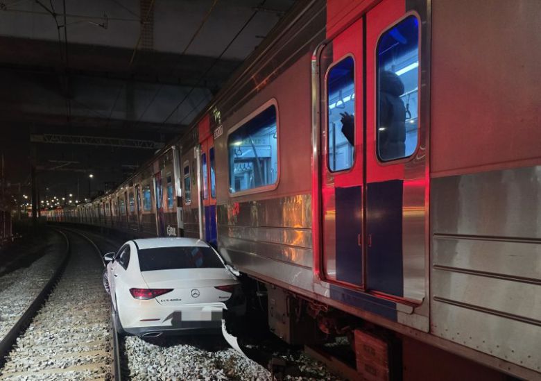 지난 4일 오후 11시 55분께 서울 용산구 서빙고 북부 건널목에서 20대 여성 A씨가 몰던 승용차와 경의중앙선 열차와 충돌하는 사고가 발생했다. /사진=용산소방서 제공, 뉴스1