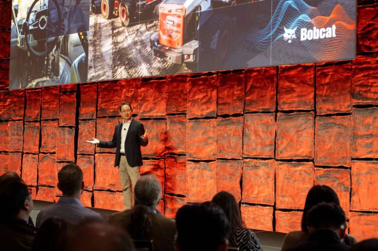 스캇 박 두산밥캣 대표가 5일(미국 현지시간) CES 2026 미디어데이에서 차세대 건설장비기술에 대해 설명을 하고 있다. 두산밥캣 제공