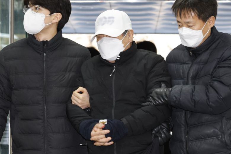 서울 종각역 인근에서 차량 돌진 사고로 15명의 사상자를 낸 70대 남성 택시 운전사가 5일 오후 서울 서초구 중앙지방법원에서 열린 교통사고처리 특례법상 치사상·특정범죄 가중처벌 등에 관한 법률상 운전 등 치사상·도로교통법상 약물운전 혐의 구속 전 피의자심문(영장실질심사)에 출석하고 있다. 2026.1.5/뉴스1