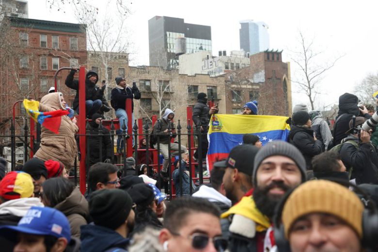 5일(현지시간) 미국 뉴욕에서 베네수엘라 대통령 니콜라스 마두로의 기소인부 절차를 앞두고 맨해튼 연방 법원 밖에서 사람들이 시위를 벌이고 있다. 사진=AP뉴시스