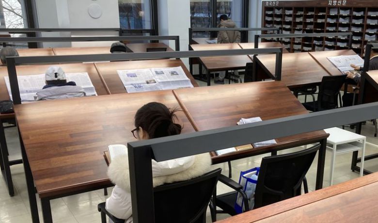 국회도서관 내 일반 자료열람실에서 지난 5일 시민들이 간행물을 보고 있다. 국회도서관은 노동신문의 일반 열람실 내 비치를 고심중이다. 사진=김경수 기자