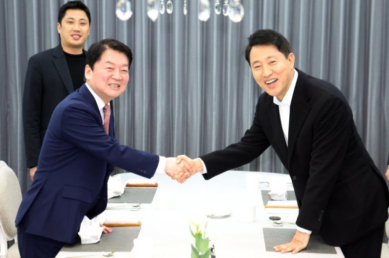 오세훈 서울시장(오른쪽)과 안철수 국민의힘 국회의원(왼쪽)이 6일 오후 서울 용산구 한나동 서울시장 공관에서 회동을 하고 있다. 뉴스1