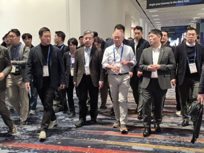 정의선 현대자동차그룹 회장이 6일(현지시간) 세계 최대 가전·정보기술(IT) 전시회 CES 2026가 열린 라스베이거스 컨벤션센터(LVCC)를 찾아 현장을 둘러보면서 그룹 임원들과 대화를 나누고 있다. 사진=김학재기자