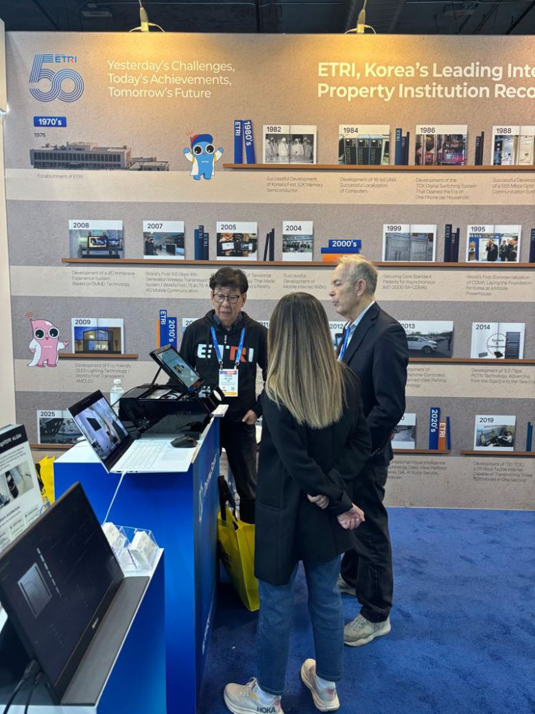 CES 2026 한국전자통신연구원(ETR) 전시관에서 ETRI 창업기업인 디지털센트 이해룡 대표(왼쪽)가 'AI 기반 향기 시스템'에 대해 설명하고 있다. ETRI 제공