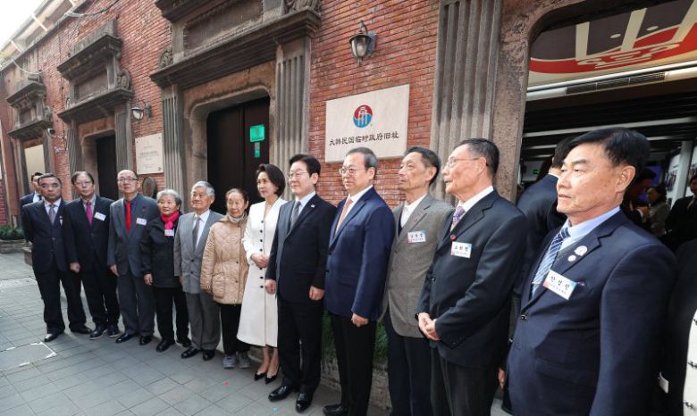 이재명 대통령과 부인 김혜경 여사가 7일 중국 상하이 대한민국 임시정부 청사에서 열린 청사 건립 100주년 기념식을 마친 뒤 독립유공자 후손들과 기념촬영을 하고 있다. 연합뉴스