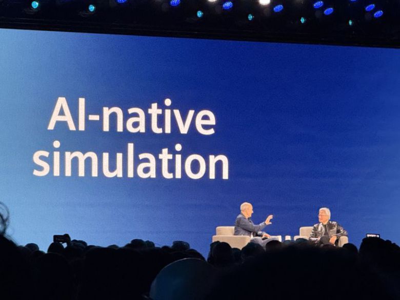 롤란트 부시 지멘스 CEO(사진 왼쪽)와 젠슨 황 엔비디아 CEO가 6일(현지시간) 미국 라스베이거스에서 개막한 CES 2026 무대에서 양사 협업에 대해 이야기 나누고 있다. 사진=임수빈 기자