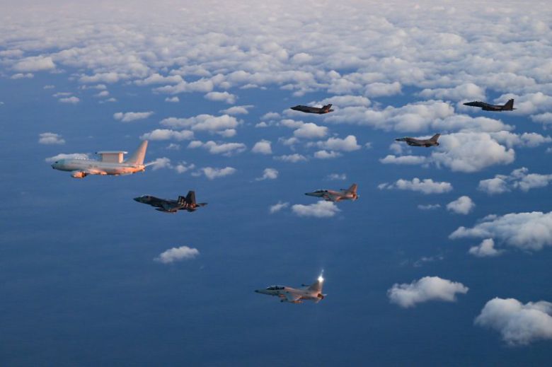 지난 2일 안규백 국방부장관이 탑승한 '하늘의 지휘소' 공군 항공통제기(E-737 / 왼쪽 첫 번째)가 KF-21 등 국산 전투기 편대의 엄호를 받으며 비행하고 있다. 안 장관은 이날 공군 항공통제기에 탑승해 한반도 전역의 군사대비태세를 점검했다. 뉴시스