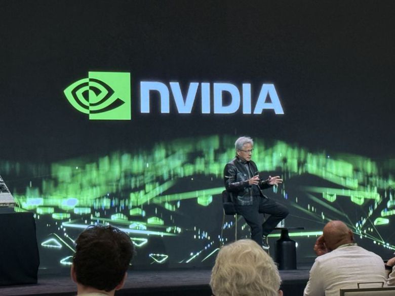 젠슨 황 엔비디아 최고경영자(CEO)가 6일(현지시간) 개막한 세계 최대 가전·정보기술(IT) 전시회 CES 2026에서 전날 특별 연설에 이어 글로벌 기자 간담회를 진행하고 있다. 사진=임수빈 기자