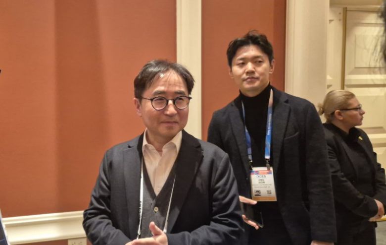 삼성전기 장덕현 사장이 6일(현지시간) 미국 라스베이거스 윈 호텔에 마련된 삼성전자 CES 단독 전시관을 둘러본 뒤, 기자들과 만나 로봇, 반도체 기판 등 사업에 대해 말하고 있다. 사진=조은효 기자