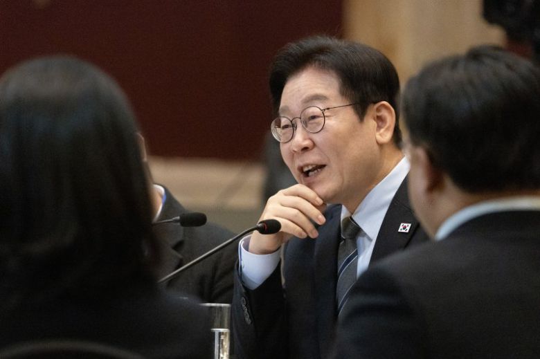 중국을 국빈 방문 중인 이재명 대통령이 7일 상하이의 한 호텔에서 열린 순방 기자단 오찬 간담회에서 발언하고 있다. 연합뉴스