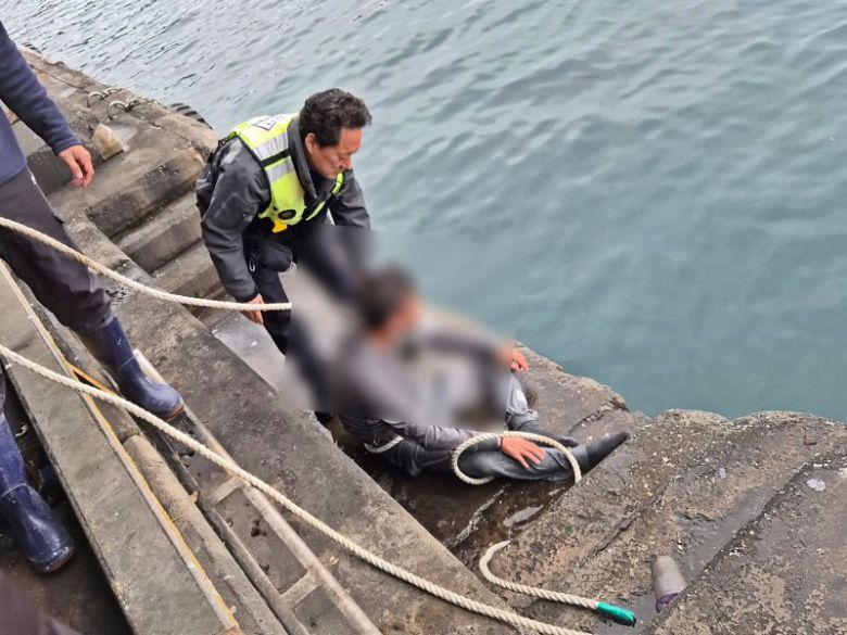 지난 5일 오전 제주 서귀포시 모슬포수협 위판장 인근 포구에서 바다에 빠진 취객이 해경과 수협 직원들에 의해 구조됐다. /사진=서귀포해양경찰서 제공