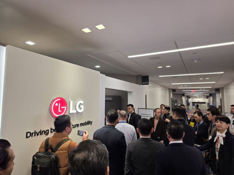 정의선 현대자동차그룹 회장이 6일(현지시간) 세계 최대 가전·정보기술(IT) 전시회 CES 2026가 열린 라스베이거스 컨벤션센터(LVCC)을 찾아 LG 부스 미팅룸으로 들어가고 있다. 사진=김학재기자