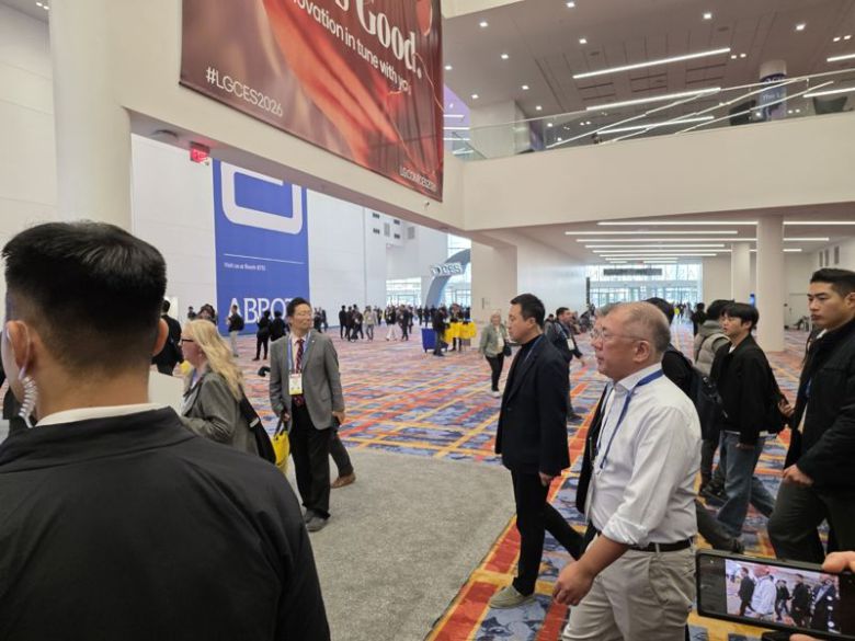 정의선 현대자동차그룹 회장이 6일(현지시간) 세계 최대 가전·정보기술(IT) 전시회 CES 2026가 열린 라스베이거스 컨벤션센터(LVCC)를 찾아 LG전자 부스로 이동하고 있다. 사진=김학재기자                                  정의선 현대자동차그룹 회장이 6일(현지시간) 세계 최대 가전·정보기술(IT) 전시회 CES 2026가 열린 라스베이거스 컨벤션센터(LVCC)를 찾아 퀄컴 부스에서 관계자들과 만나고 있다. 사진=김학재기자