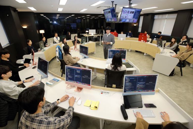 계명대 의용공학과 학생들이 인공지능(AI) 메디컬 실습실에서 의료 영상 분석, 생체 신호 처리, 딥리닝 모델 구현 등 특화 수업을 하고 있다. 계명대 제공