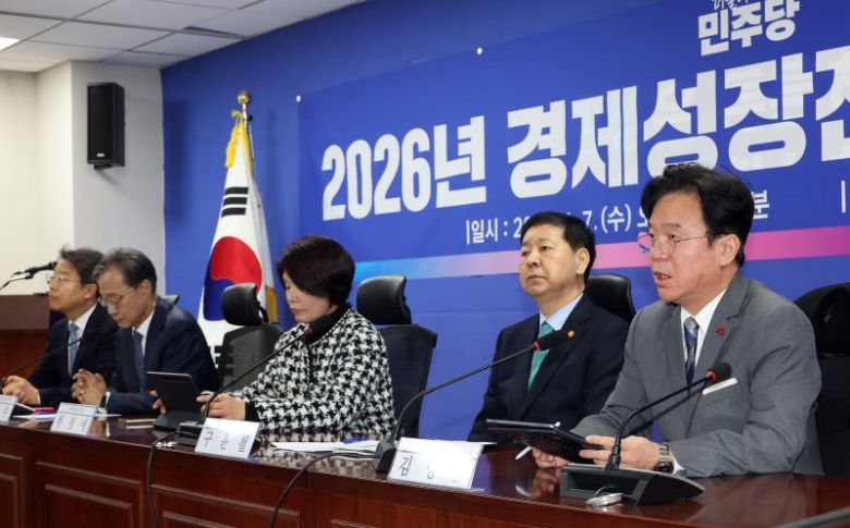 김영훈 고용노동부 장관(오른쪽)이 7일 서울 여의도 국회 의원회관에서 열린 2026년 경제성장전략 당정 협의에서 발언하고 있다./사진=연합뉴스