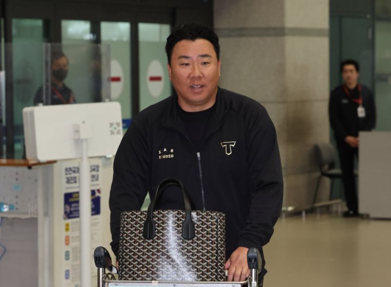 일본 오키나와 마무리 캠프를 마친 이범호 기아 타이거즈 감독이 24일 오후 인천국제공항을 통해 귀국하고 있다.뉴시스