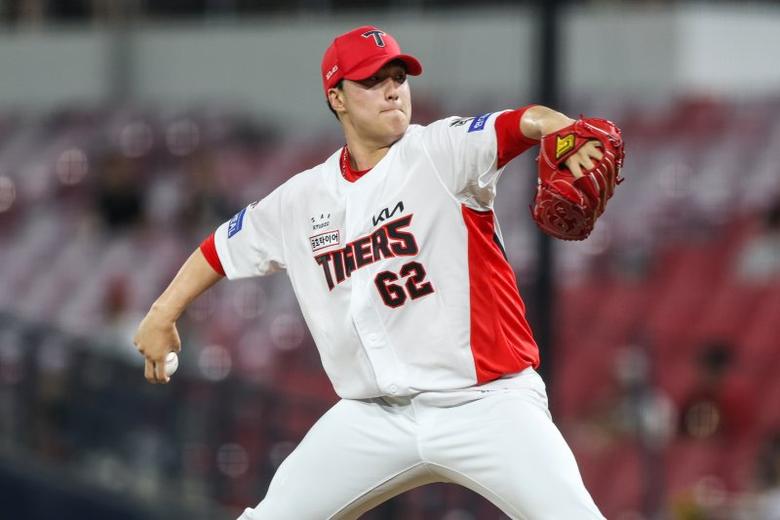 KIA 타이거즈 마무리 투수 정해영이 지난 23일 광주-기아 챔피언스필드에서 펼쳐진 2025 신한 쏠뱅크 KBO리그 LG와의 경기에 등판해 투구하고 있다.KIA 타이거즈 제공