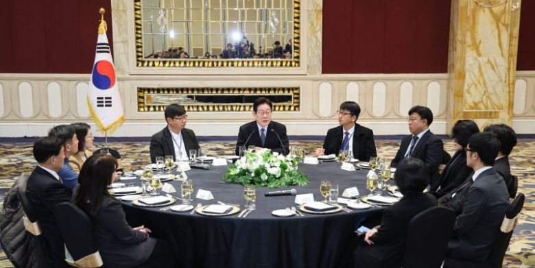 이재명 대통령이 중국 국빈 방문 마지막 날인 7일 상하이의 한 호텔에서 열린 순방 기자단 오찬 간담회에서 발언하고 있다. 뉴시스