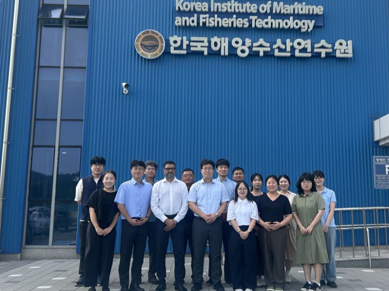 최근 세계 최초로 '원격운항 기반 DP 운영 시스템 교육과정' 국제인증을 취득한 한국해양수산연수원의 임직원들이 부산 본원 입구에서 기념촬영하고 있다. 한국해양수산연수원 제공