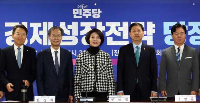 2026년 경제성장전략 당정협의가 7일 서울 여의도 국회에서 열려 한정애 민주당 정책위의장, 구윤철 경제부총리 겸 재정경제부 장관, 김영훈 노동부 장관과 참석자들이 기념촬영을 하고 있다. 사진=서동일 기자