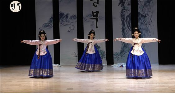 (사)내벗소리민족예술단이 대한민국 전통 무용 프로그램 '명무'를 통해 국악 저변확대에 기여한 아이넷방송그룹에 공로상을 전달했다. 아이넷방송 제공